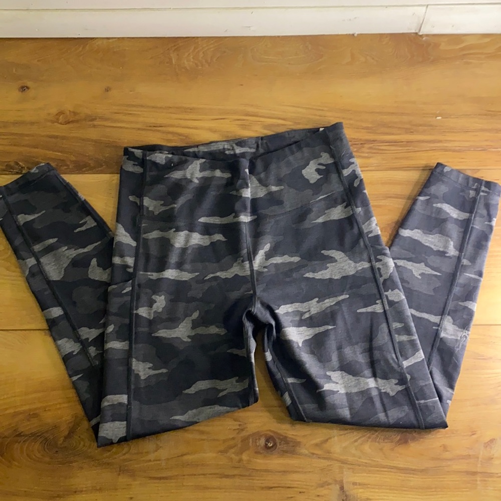 Athleta Like New Ultimate Stash Pocket Camo 7/8 Tight Legging Black Camo